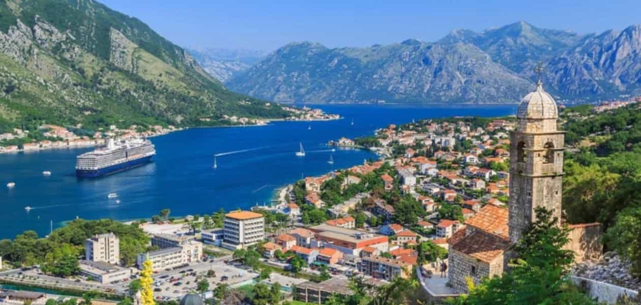 Papreno ljetovanje u Crnoj Gori: Ležaljke i suncobran koštaju 240 evra