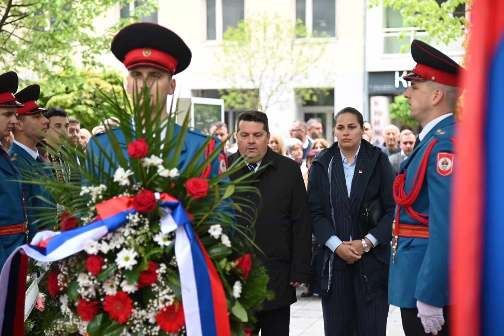 Položeni vijenaci na spomenik 12 beba