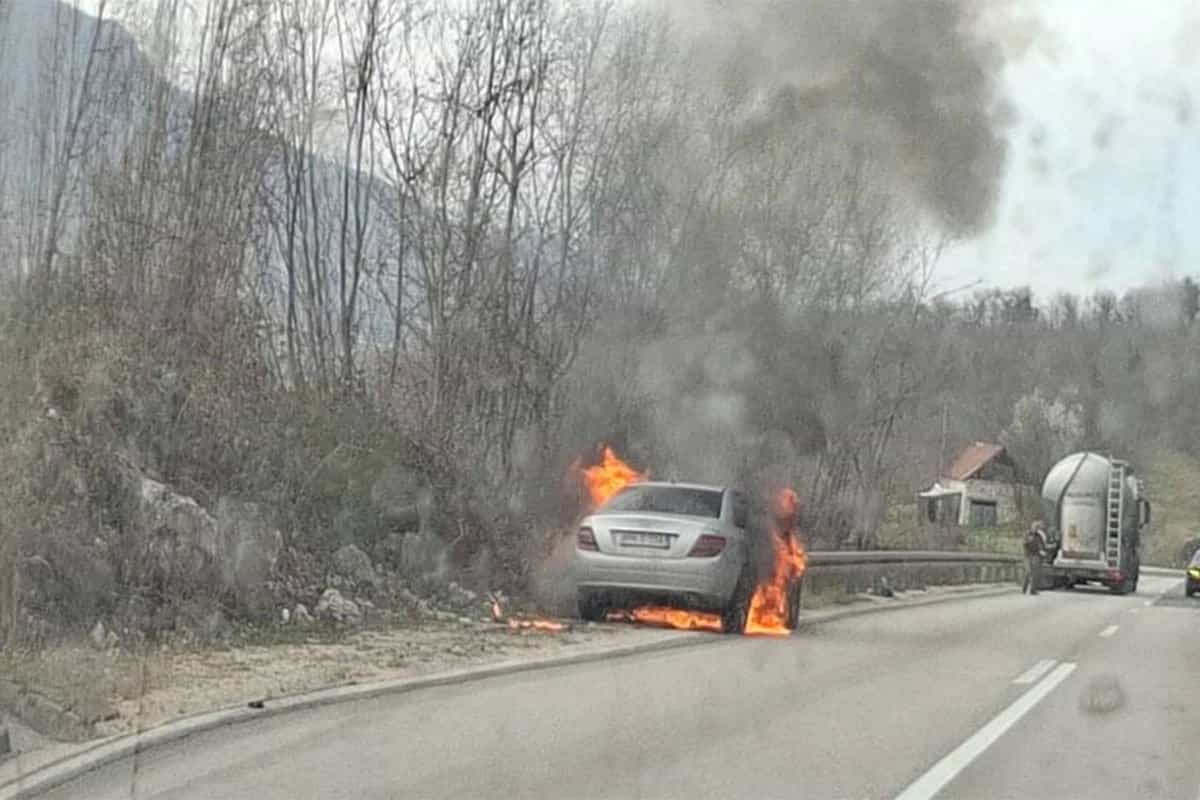 Požar na putu Banjaluka – Mrkonjić Grad, izgorjelo vozilo (VIDEO)