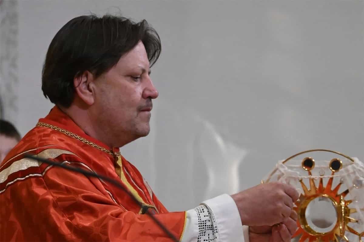 Preminuo sveštenik u Sloveniji: Ubola ga osa tokom mise