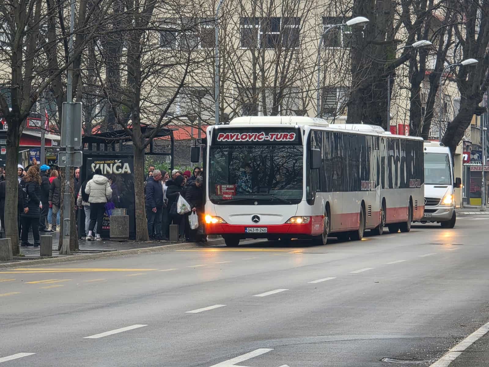 Putnici u Banjaluci bez zaklona dok čekaju autobus