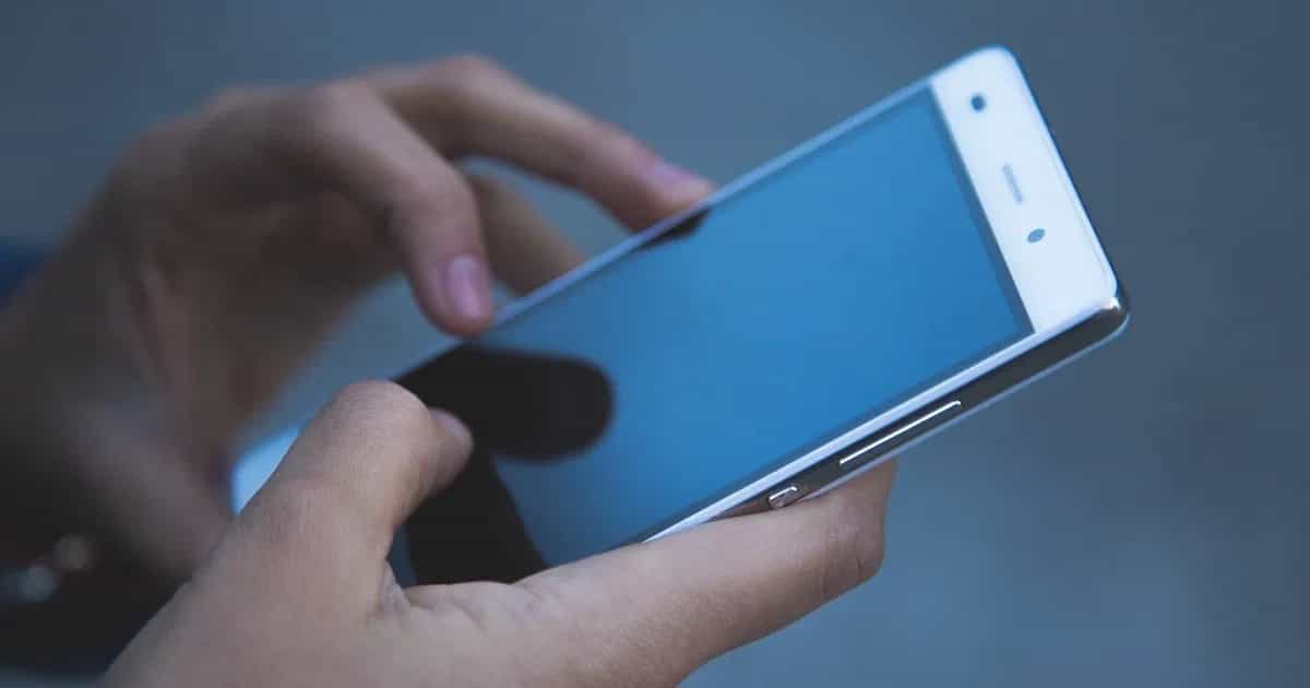 Ruski meteorolozi upozoravaju: Mobilni telefon može da eksplodira kada grmi