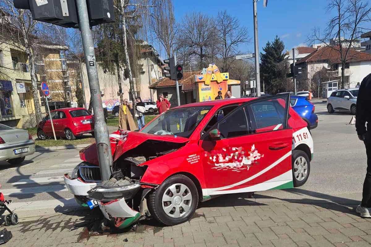 Saobraćajka u centru Banjaluke: Vozilom udario u semafor