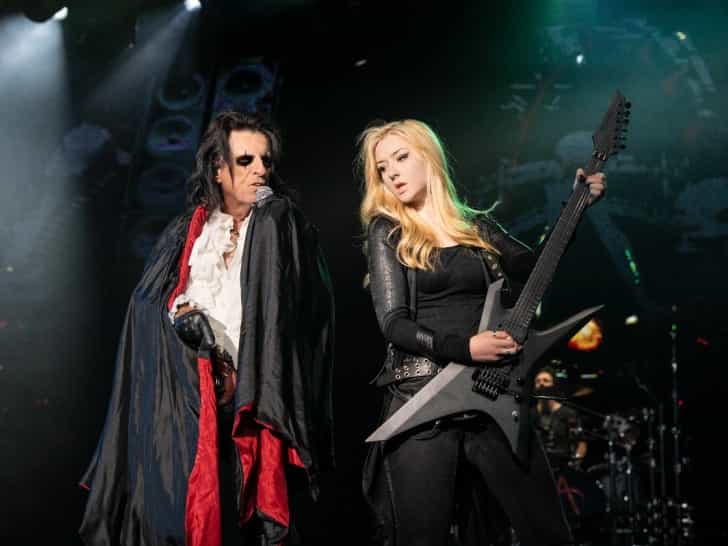 Spektakl u Las Vegasu: Alis Kuper predstavio novu gitaristkinju