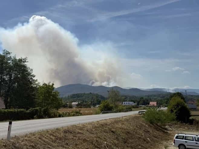 Teslić: Najteže na području Buletića gdje gori više od 100 hektara šume