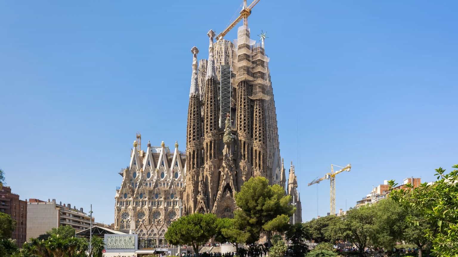Toranj crkve Sagrada Familia završen nakon 144 godine, papa je blagoslovio
