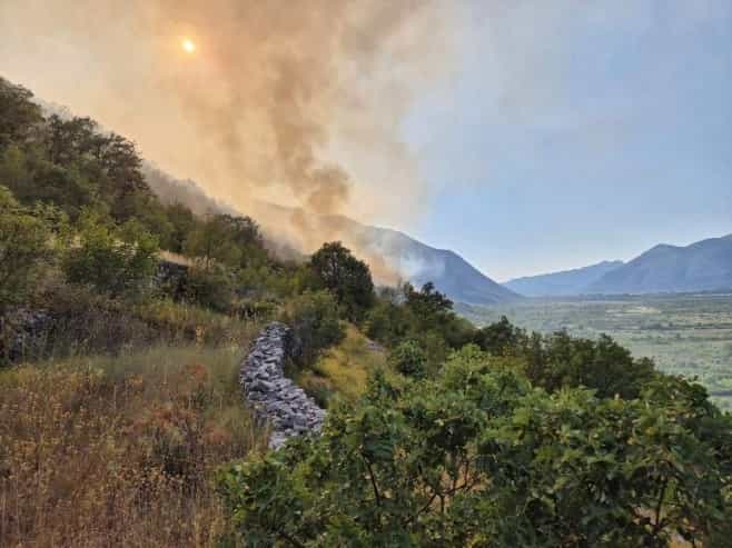 Trebinje: Helikopter gasi vatru, požar kod Orašja stavljen pod kontrolu
