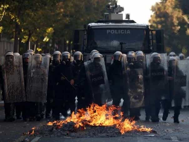 U Tirani povrijeđeno 16 policajaca