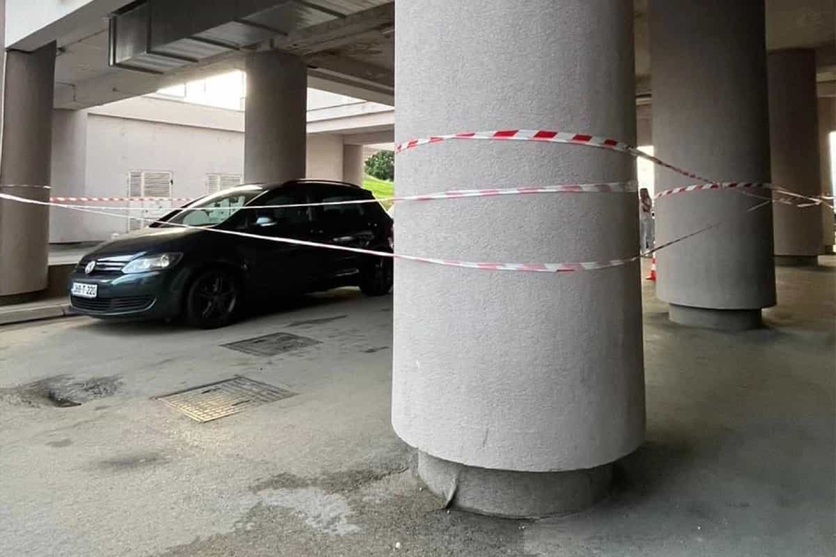 Urušio se plafon na parkingu UKC RS: Jedan automobil oštećen