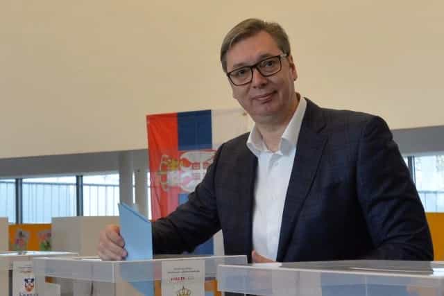 Vučić glasao na Novom Beogradu: Sa suprugom stao u red među građane