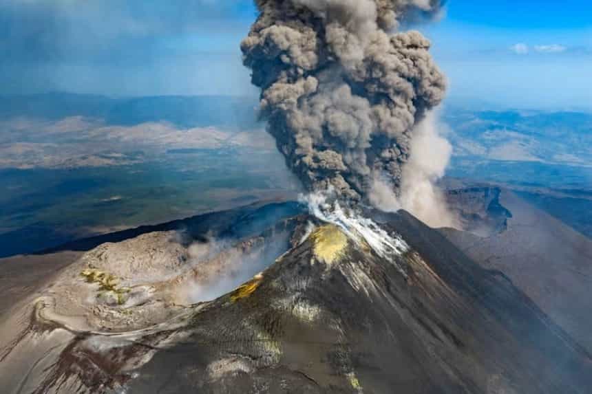 Zbog erupcije Etne aerodrom u Kataniji ostaje zatvoren do sutra