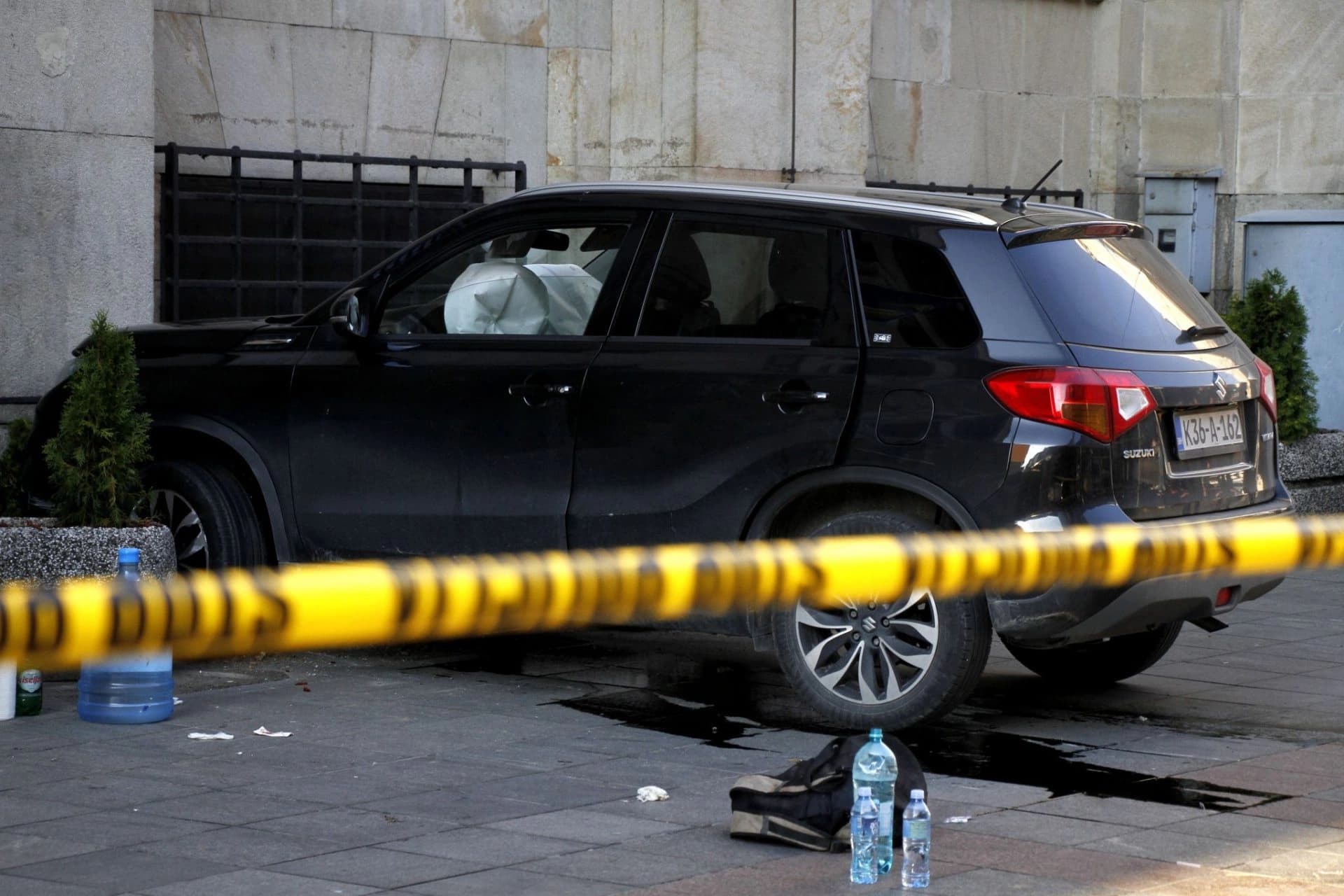 Autom udarila dva pješaka i zabila se u zgradu Centralne banke BiH