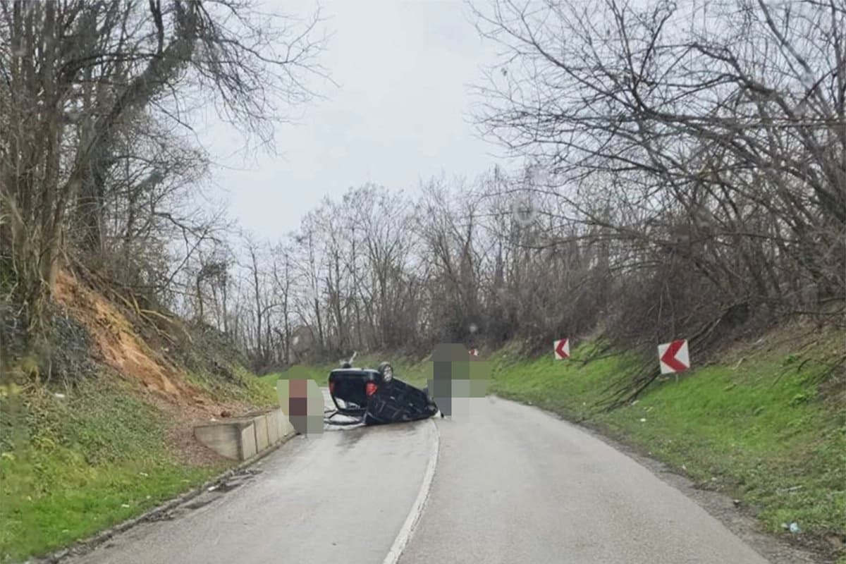 Automobil na krovu na putu Klašnice – Prnjavor