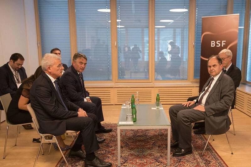 Avaz piše: “Šmit ohladio Komšića”