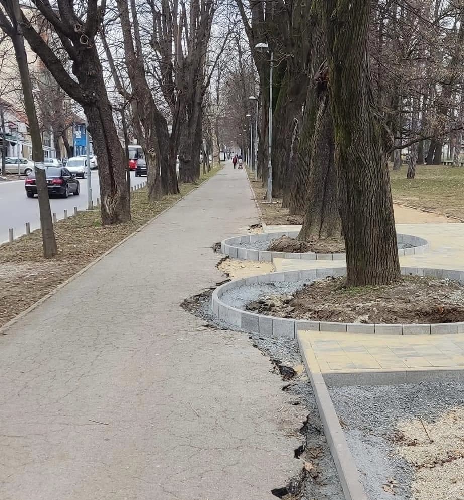 Betonski krugovi na trotoaru