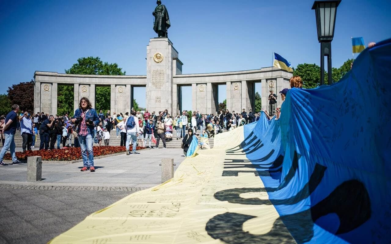 Demonstrantima naređeno da zamotaju ukrajinsku zastavu
