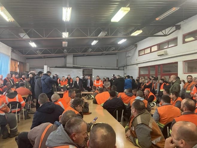 Đokić sa radnicima “Nove Ljubije” koji protestuju odbijanjem obroka