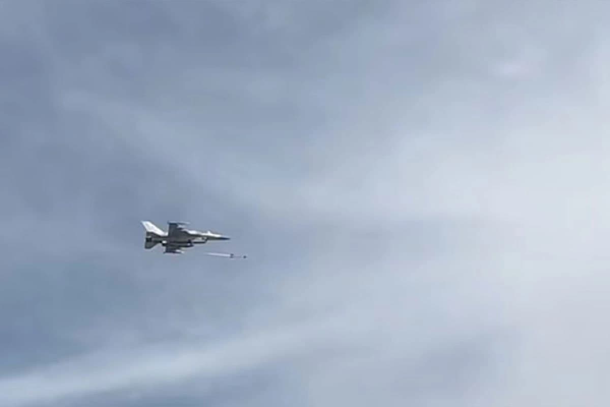 Dramatične scene iznad Dubaija: F-16 oborio iranski dron pred kupačima (VIDEO)