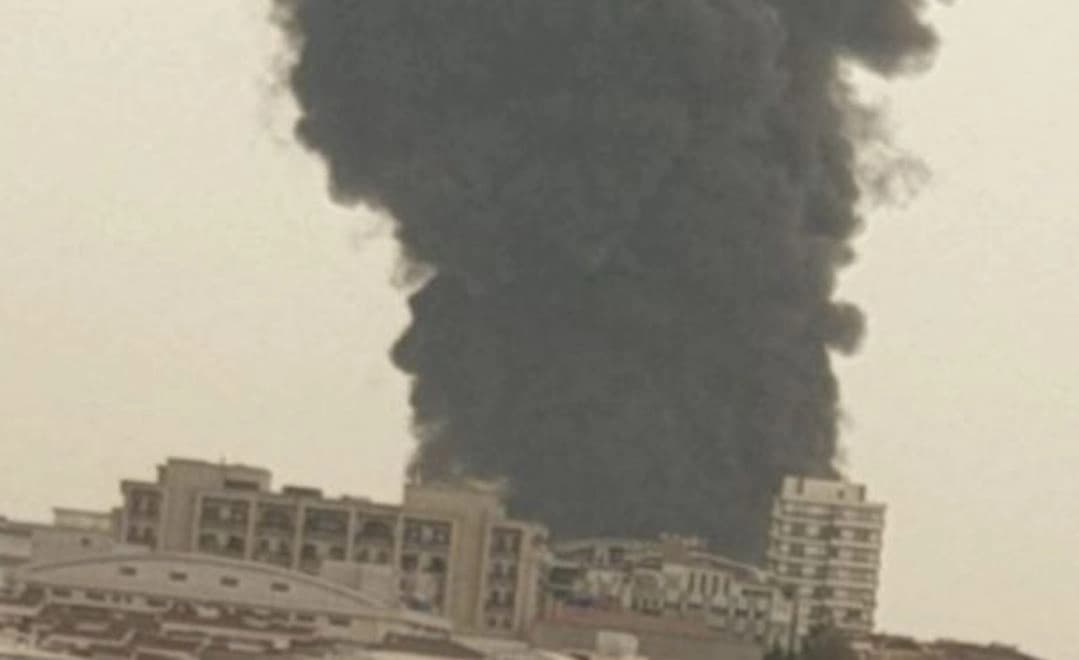 Eksplozija u skladištu firme, crni dim se širio iznad grada