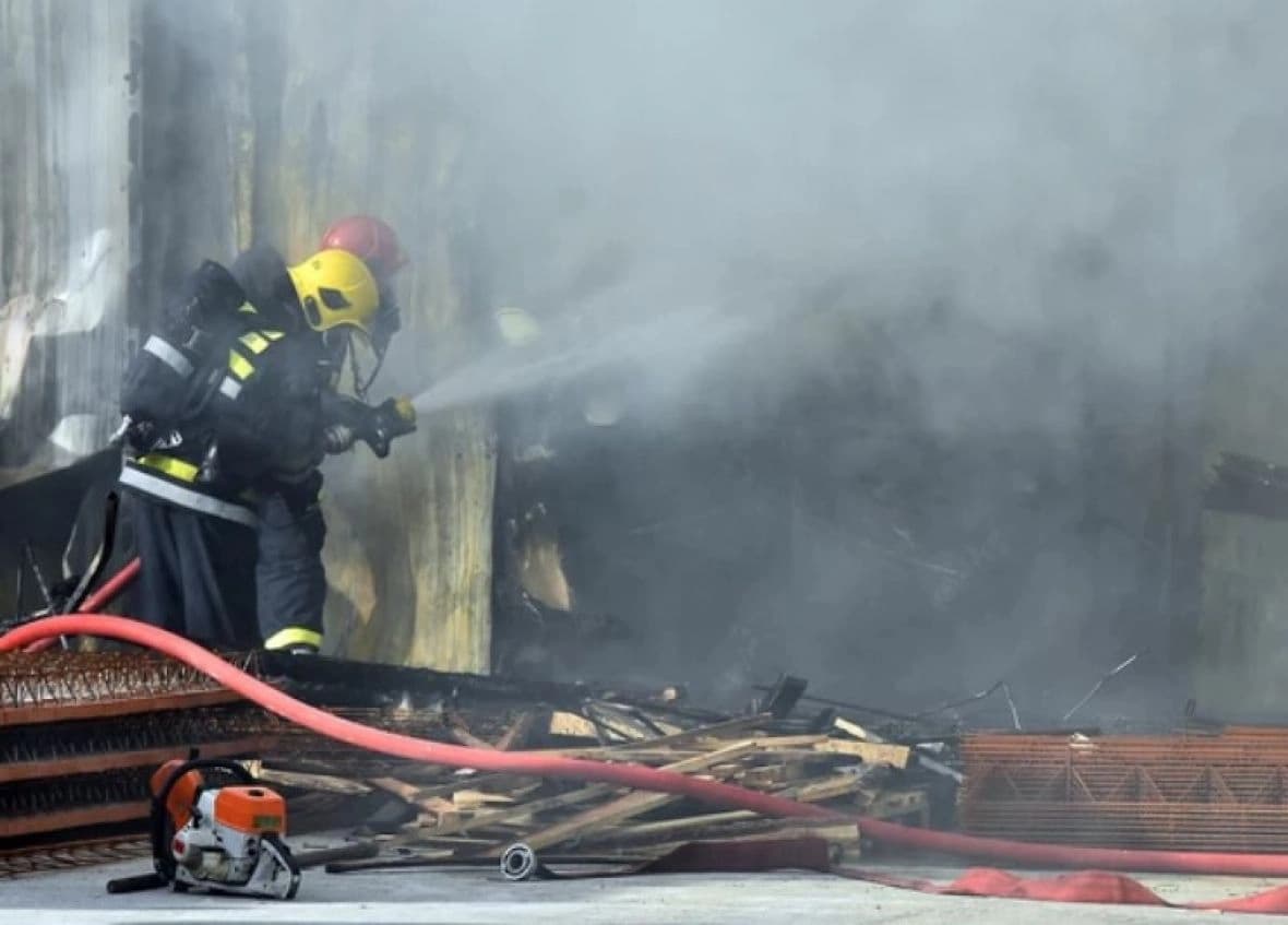 Gori fabrika “Bambi” požar zahvatio krov, veliki broj vatrogasaca na terenu