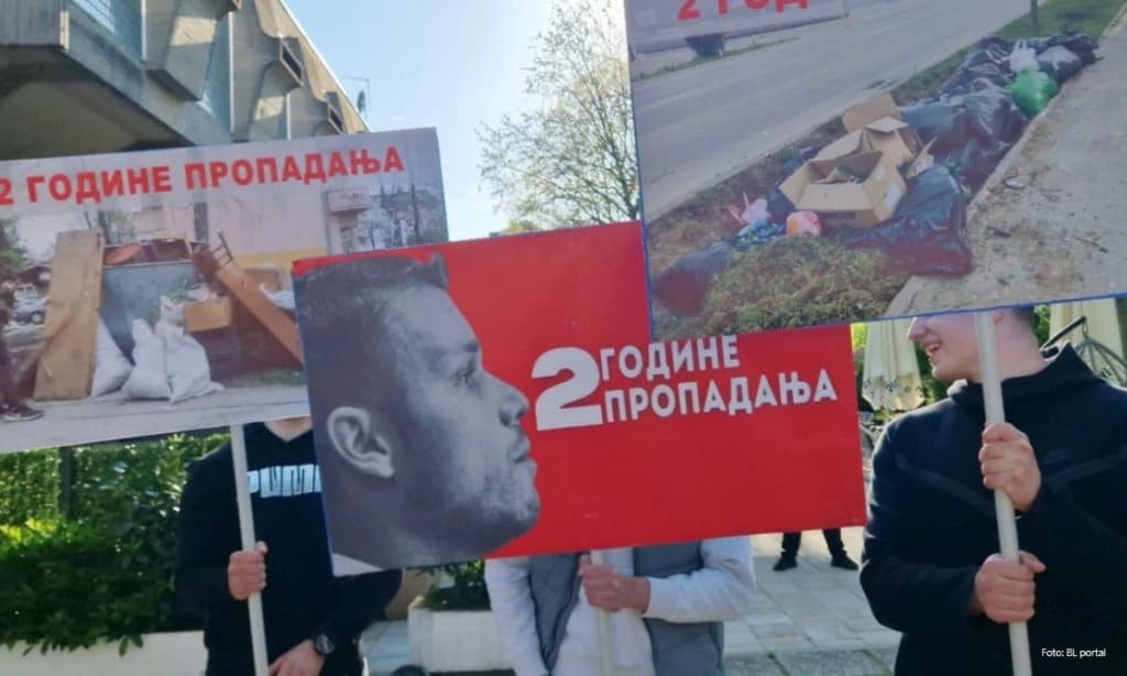 Grupa Banjalučana sa transparentima ispred dvorane Borik