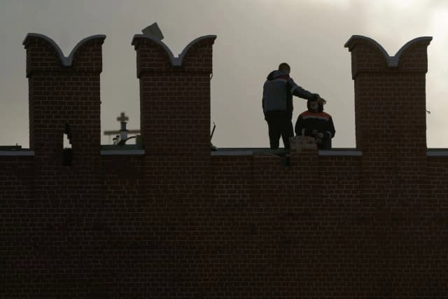 Haos u Moskvi – srušen deo zida Kremlja