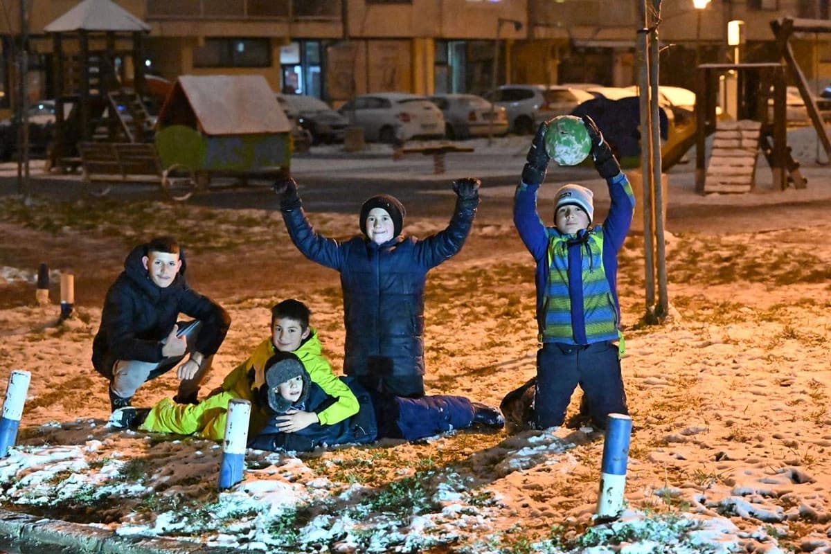 Hrabri dječaci u Banjaluci i po snijegu igraju fudbal 