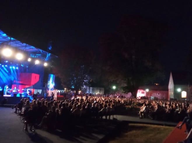 Jača i od kiše: Amira Medunjanin nastupila na pozornici tvrđave Kastel