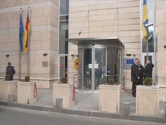 Lideri stranaka se vratili u zgradu Delegacije EU na nastavak pregovora