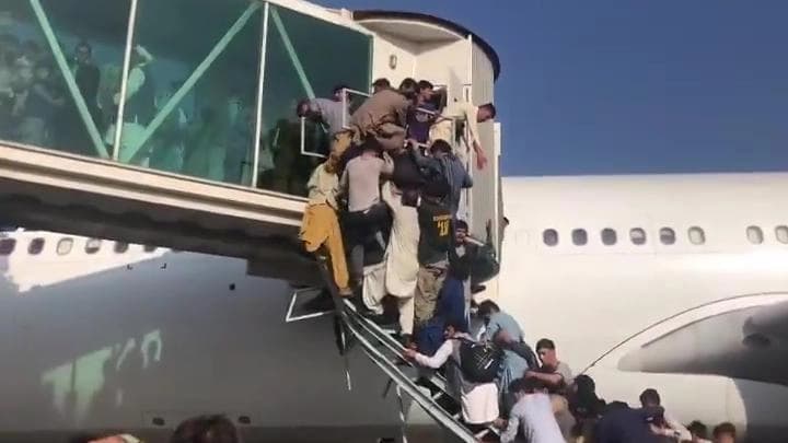 Ljudi se vezali za točkove letilice kako bi pobjegli iz Avganistana
