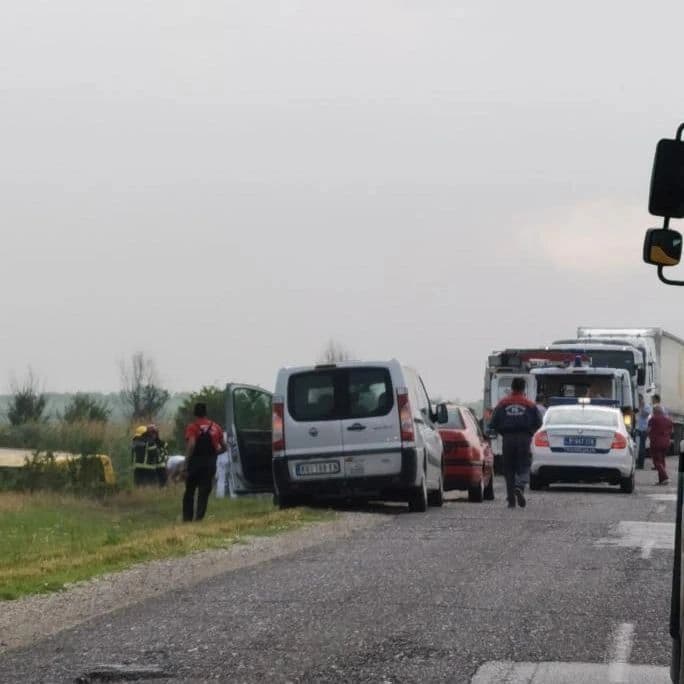 Minibus s radnicima sletio u jarak