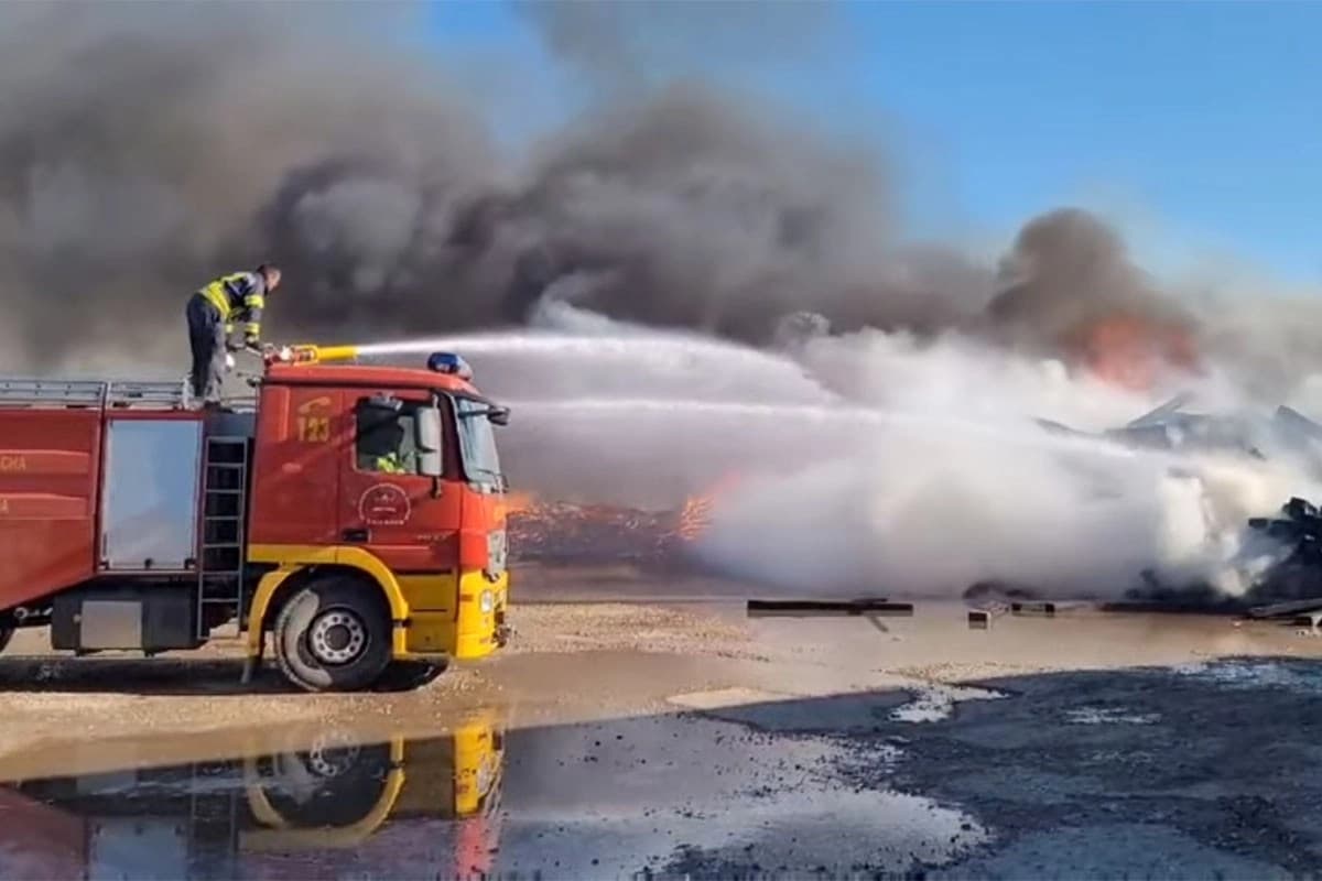 Nešiću zapaljen skupi džip, kamere snimile muškarca sa kapuljačom