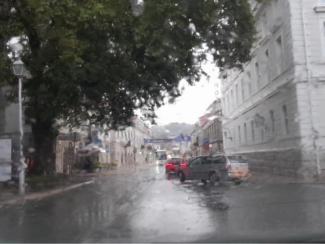 Nevrijeme u Trebinju, ulice pod vodom (VIDEO)