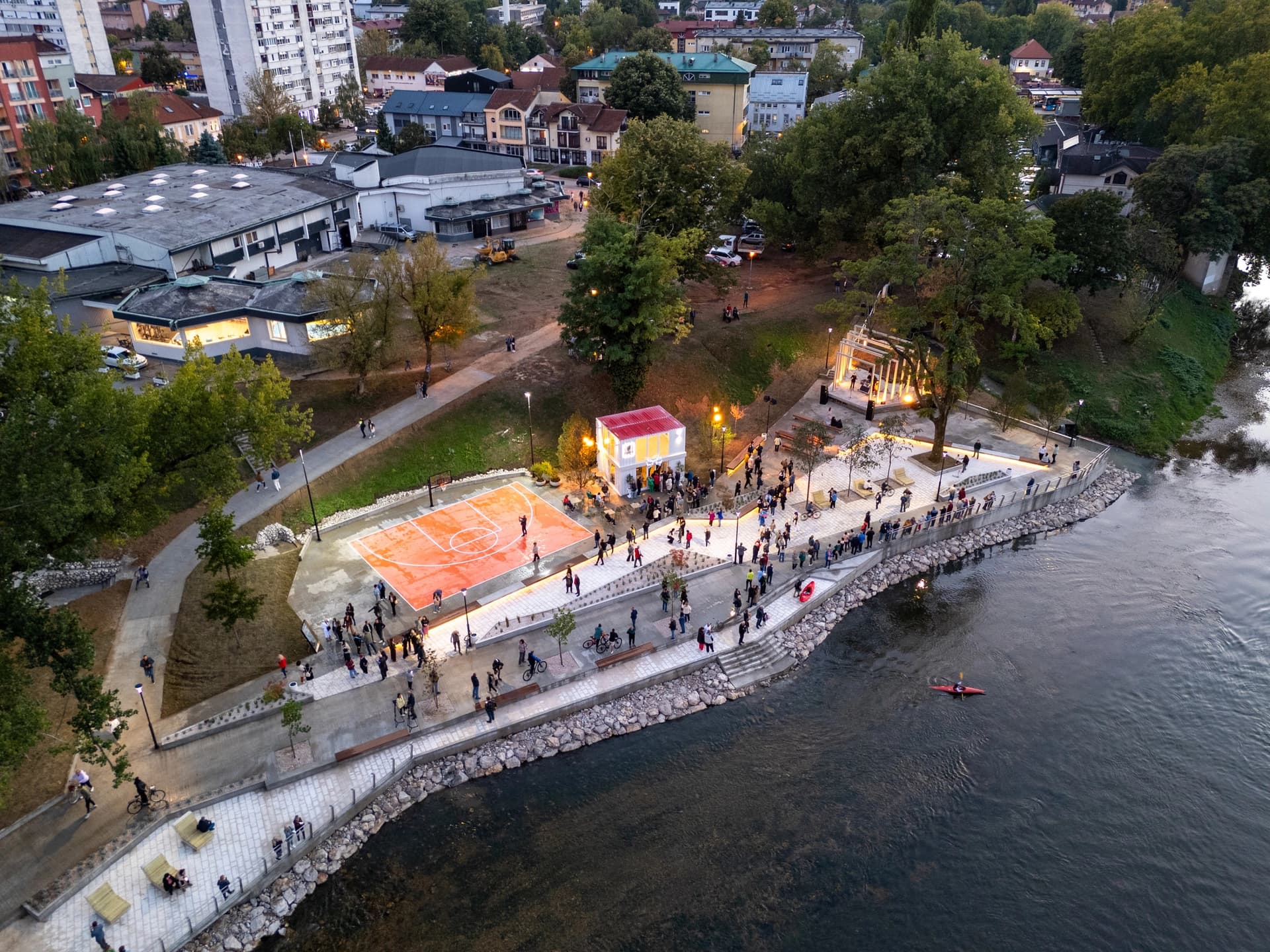 Banjalučka riva otvorena uz muziku i vatromet