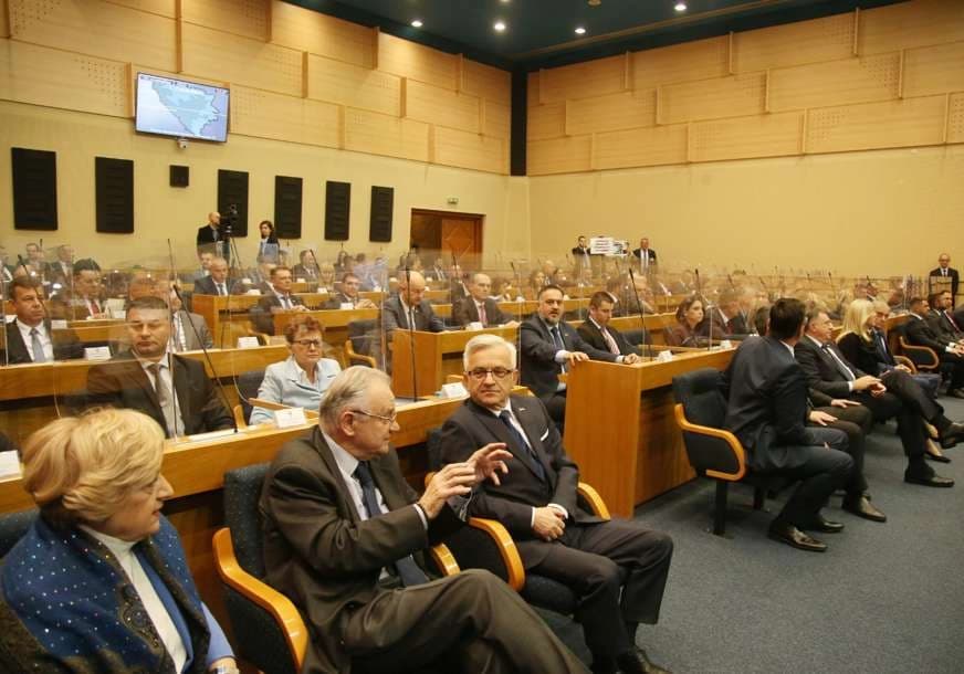 Novoizabrani poslanici položili zakletvu, uslijedila burna rasprava