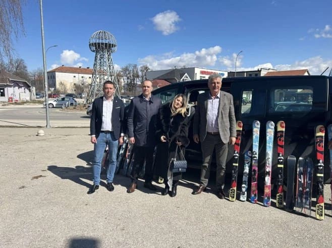 OC Јahorina donirao 30 pari skija opštini Nevesinje