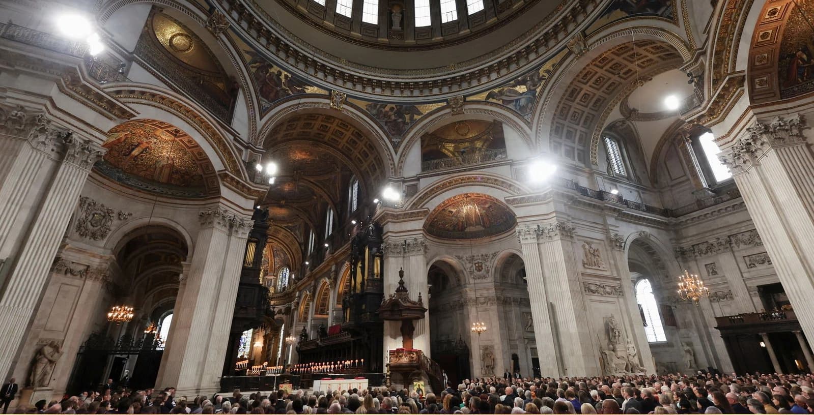 Održana komemoracija povodom smrti kraljice Elizabete, intonirana nova himna