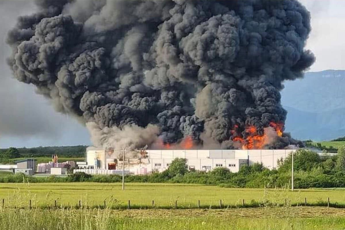 Ogroman požar zahvatio fabriku za proizvodnju stiropora