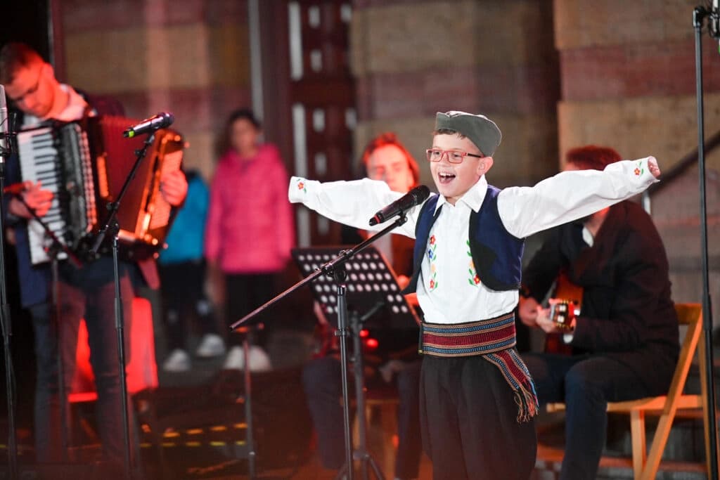 „Oj Kosovo, Kosovo“ : Mališani sa Kosova i Metohije nastupili u Banjaluci