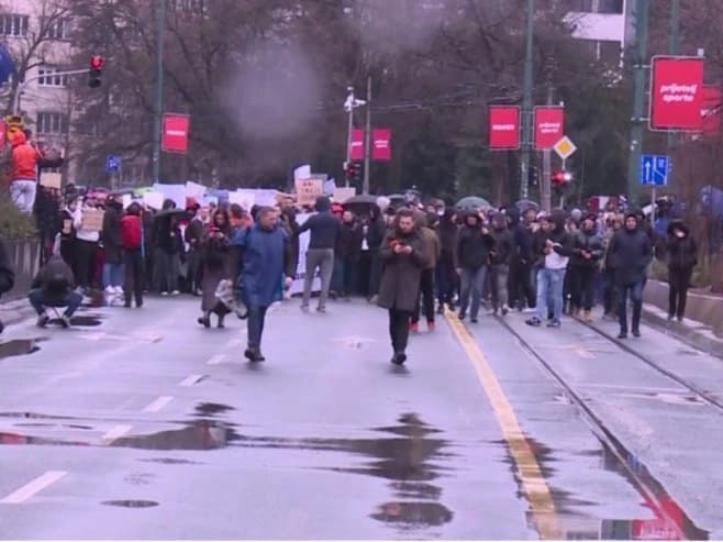 Okupljeni u Sarajevu traže hitne ostavke