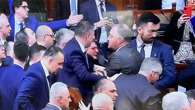 Opšti haos i tuča u Skupštini