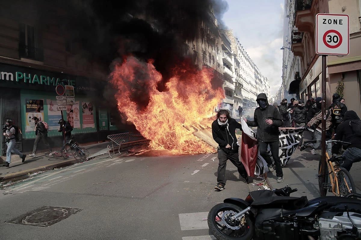 Pariz: Policija bacila suzavac, uhapšeno 45 demonstranata