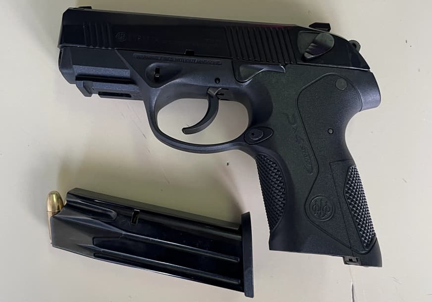 Pijan i sa pištoljem ispod ruke šetao tržnim centrom