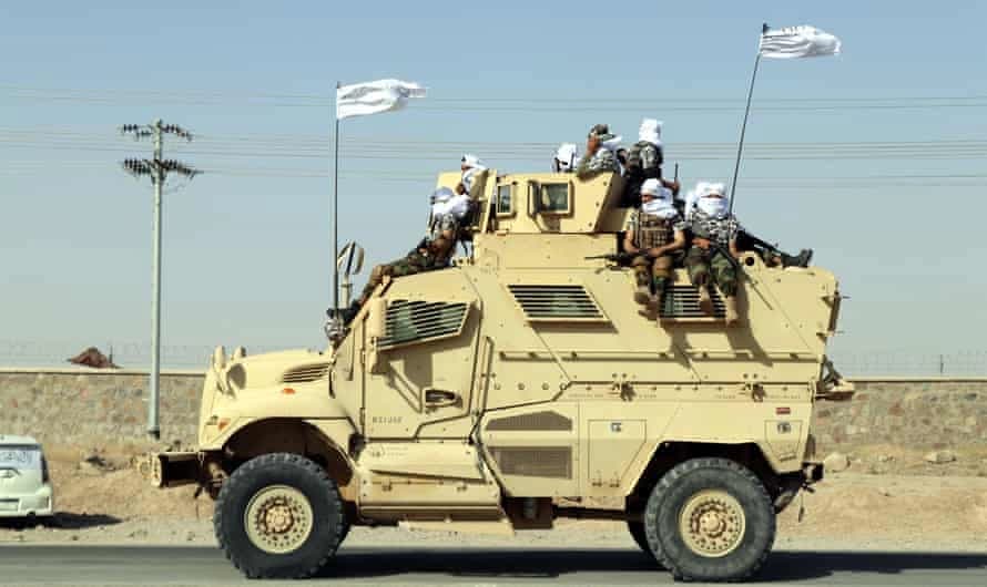 Pobjednička parada talibana: Američka vojna vozila, helikopter