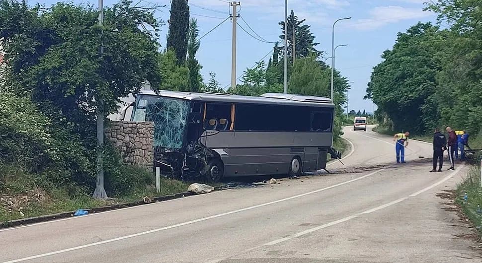 Poginuli vozač autobusa i putnik