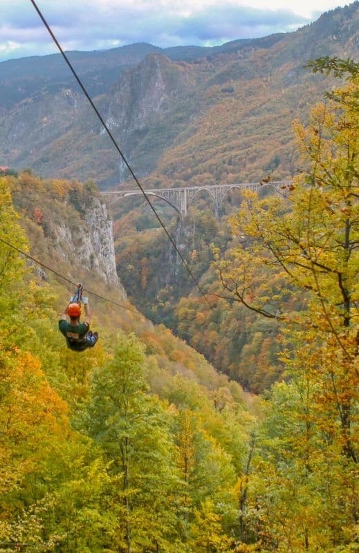 Poginuo radnik na ziplajnu. pokušavao da pomogne turistkinji
