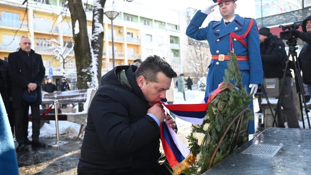 Položeni vijenac i cvijeće na spomen-obilježje 12 beba u Banjaluci