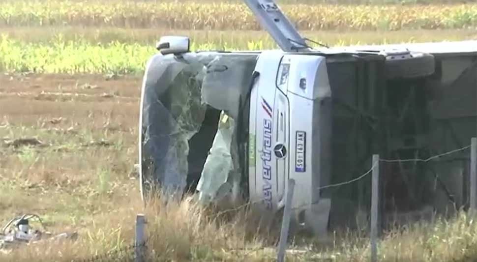 Prevrnuo se autobus pun putnika, jedna osoba poginula, 25 povrijeđeno