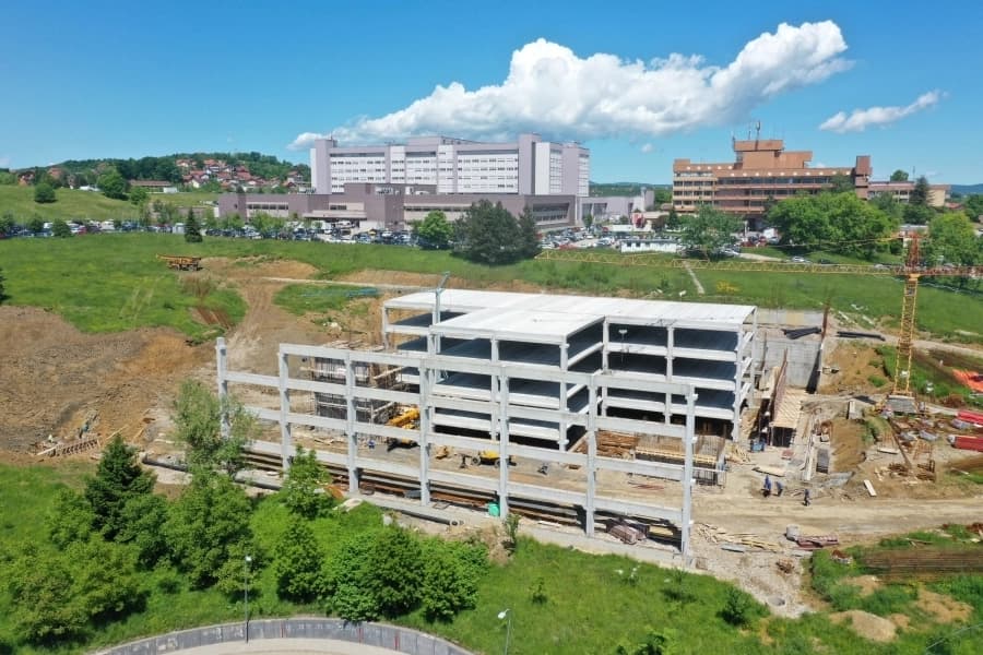 Probijen rok za gradnju garaža u sklopu UKC-a