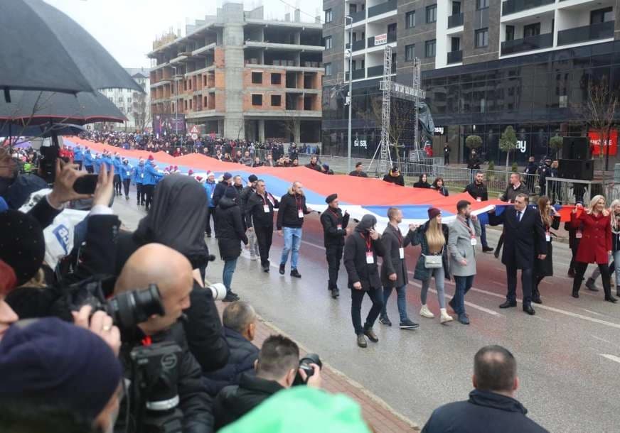 Razvijena zastava duga 500 metara